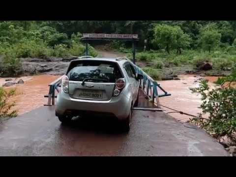 बारिश में बोकना पुल के ऊपर से बहने लगता है कारो नदी का पानी