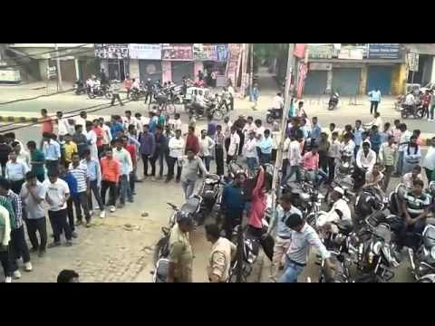 लेखपाल परीक्षा: मुरादाबाद में परीक्षा सेंटर के बाहर लगी लंबी लाइन