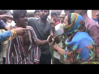 देखिये, कहां लोगों ने अपने हाथों में लिया कानून