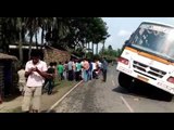 bus full of passengers was lucky, don't fallen in the pond