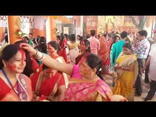 Farewell mother played by women played the tradition of vermilion