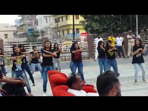 Serbia's artist painting wall of NIFT, Patna