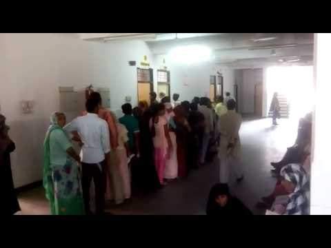 अमरोहा जिला अस्पताल की ओपीडी में डॉक्टर के कमरे के बाहर लगी मरीजों की लाइन