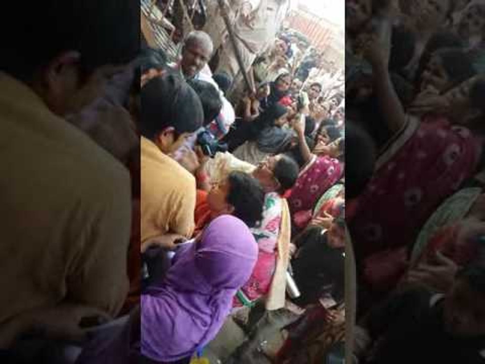 women beat each other over exchange of rs 1000,...