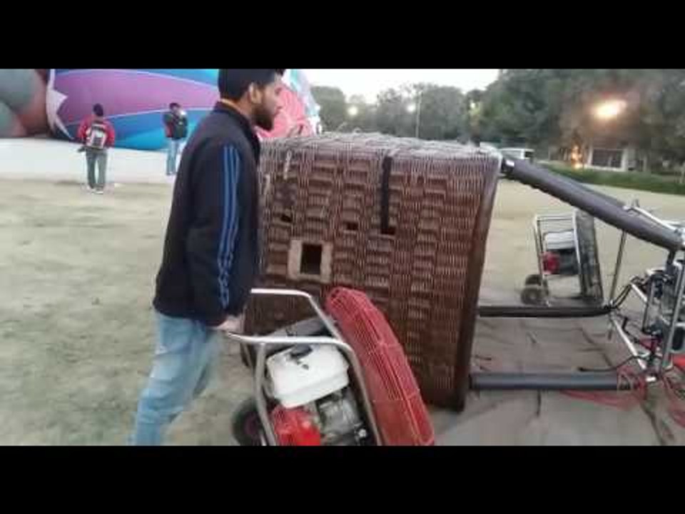 agra balloon festival three balloons emergency landing three injured