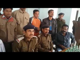 Download Video: bihar police caught 5 people carring 280 bottles of alcohol