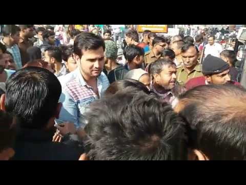 Ruckus in many banks in agra of uttar pradesh due to noteban