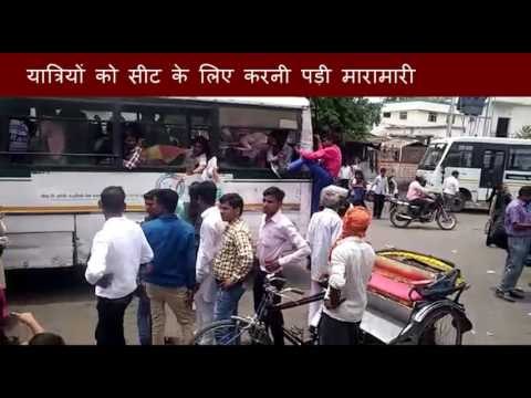 Passengers have to fight for the seat in bus