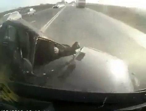 Cet automobiliste est le plus chanceux du monde... Il échappe de peu au pire