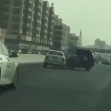 2 débiles en voiture se lance dans un road rage qui termine très mal