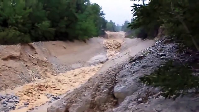 Une crue éclair impressionnante qui ravage tout sur son passage