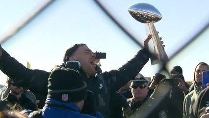 Eagles present Lombardi trophy to fans