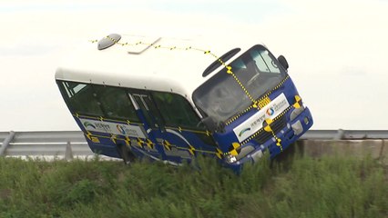 고속도로 달리는 직행좌석버스, 안전띠 착용 고작 3% / YTN