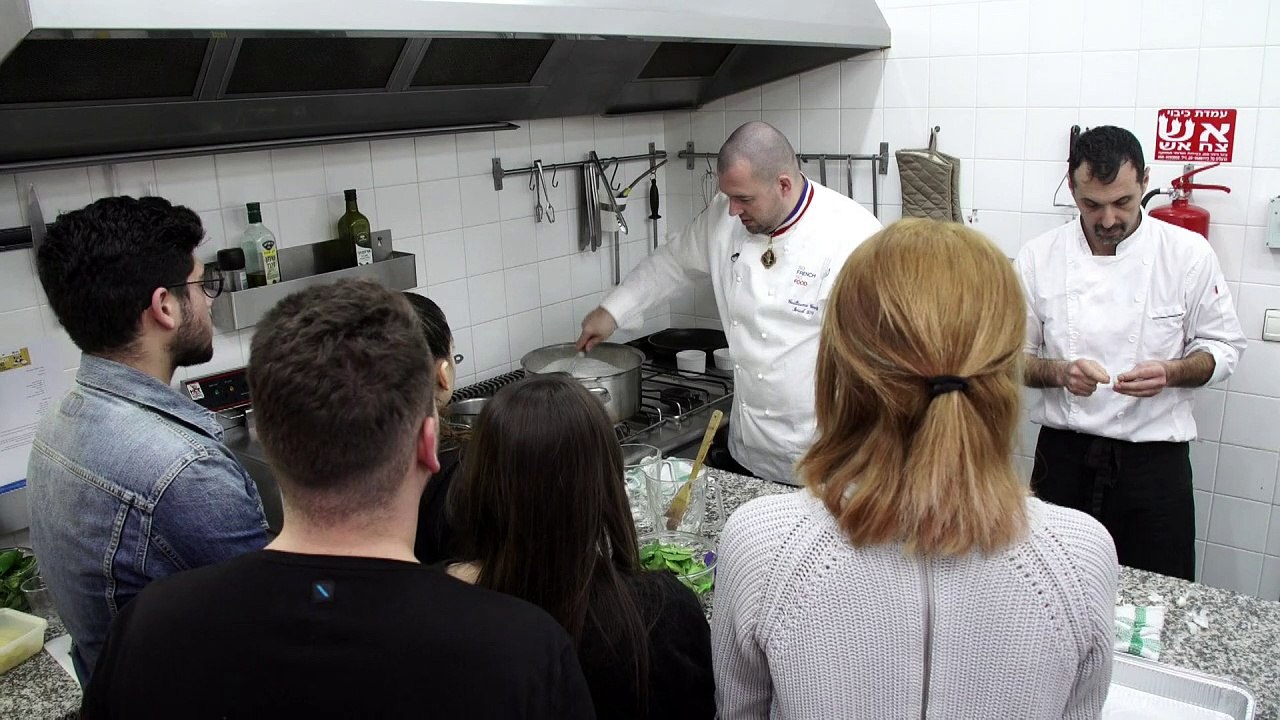 Le chef de l'Elysée enseigne son art à des ados gays en Israël