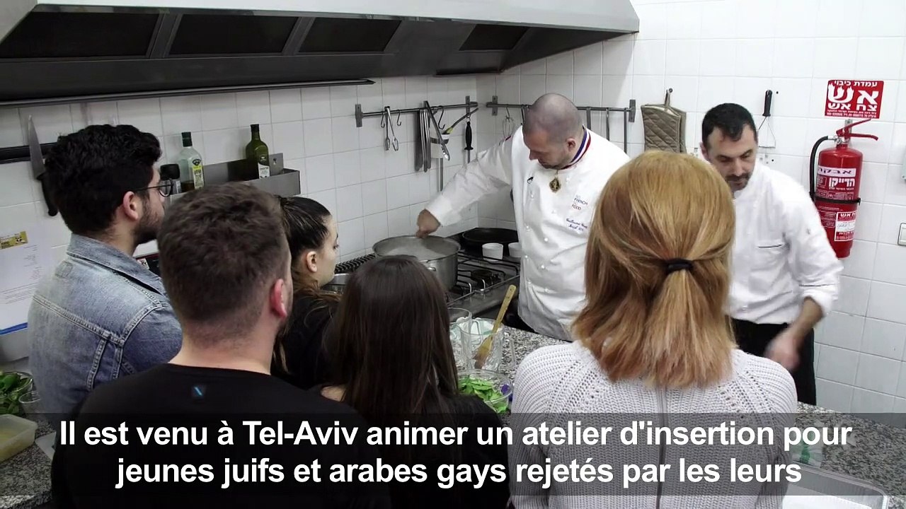 Le chef de l'Elysée enseigne son art à des ados gays en Israël