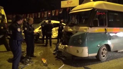 İzmir - Otomobil Park Halindeki Minibüslere Çarptı: 2 Ölü