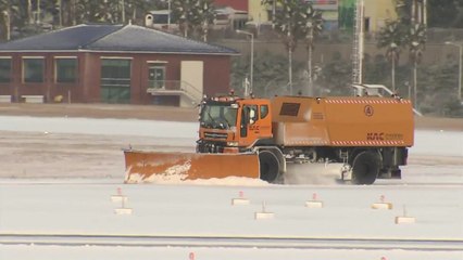 눈보라에 제주공항 활주로 운영중단...28편 결항·16편 회항 / YTN