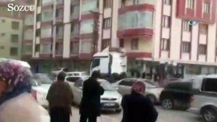 Otomobil sürücüsüne kızdı, tırı ile iki otomobile çarpıp kaçtı