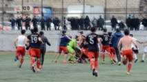 Amatör maçta futbolcuların tekme tokat kavgası kamerada