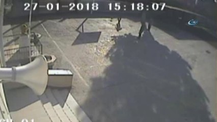 Okulda Basket Oynayıp Bilgisayar Çaldı...pişkin Hırsız Kamerada