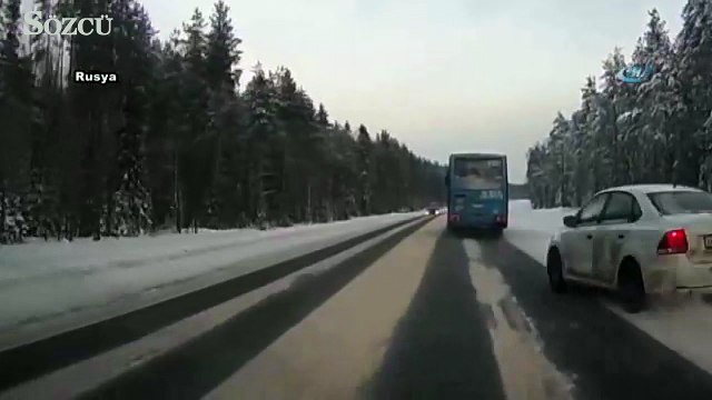 Otomobiller kafa kafaya çarpıştı: 2 ölü, 1 yaralı