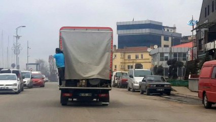 Kamyonet kasasında tehlikeli yolculuk