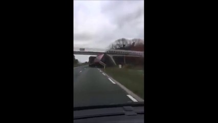 Download Video: Ce camion passe miraculeusement sous un pont trop bas... FOU