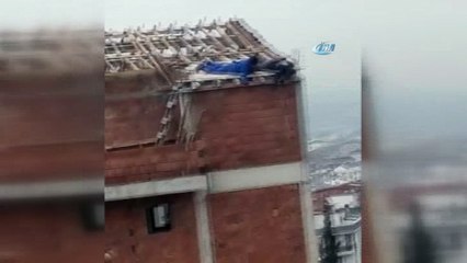 İşçilerin çatıda tedbirsiz çalışması yürekleri ağza getirdi...O anlar kamerada