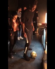 Elle fait un petit pont à Mario Balotelli !