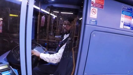 Un motard piégé par un chauffeur de bus (Road rage)