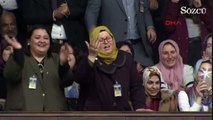 Cumhurbaşkanı Erdoğan partisinin TBMM'deki grup toplantısında Erdoğan'a türkü söyleyen kadın