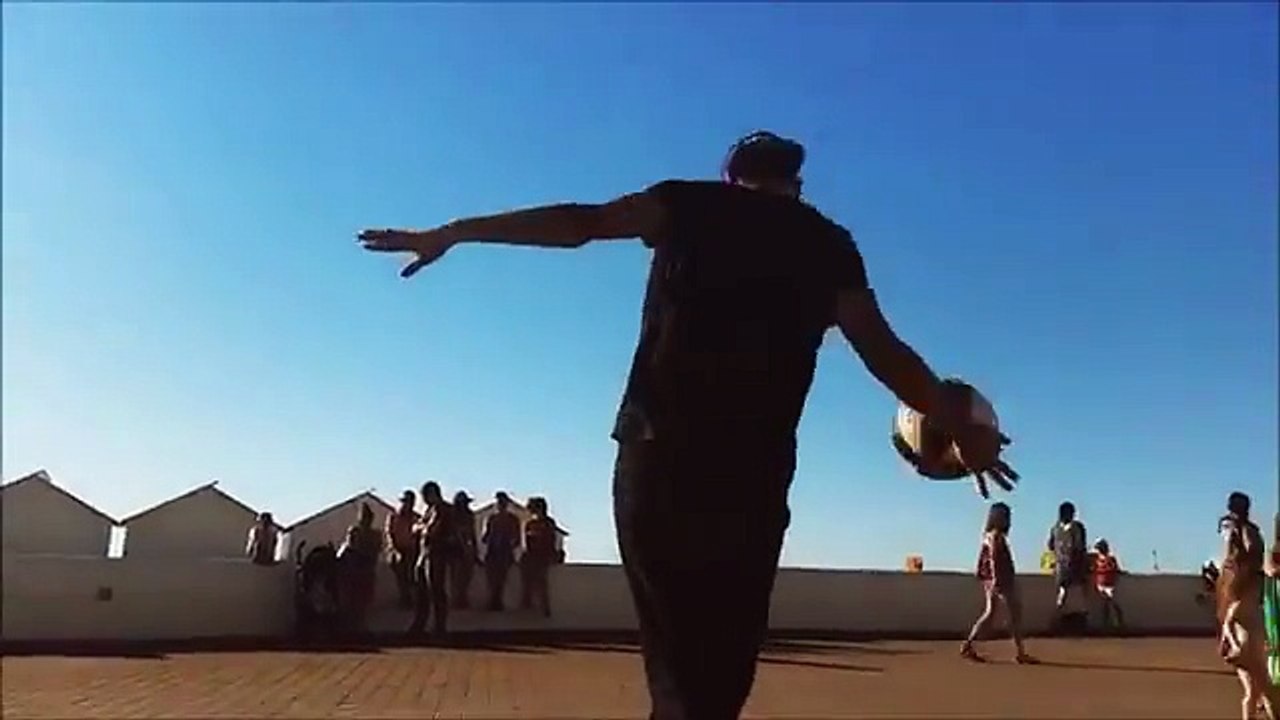 Ce danseur hip-hop fait tourner un ballon de basket en même temps !!