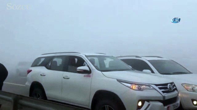 Abu Dabi’de sisten onlarca araç birbirine girdi