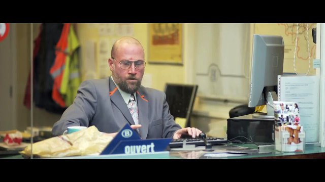 François Damiens en guichetier dans le clip d'une reprise de Pourvu quelles soient douces