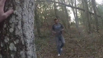 Un policier préfère discuter avec un suspect que de lui tirer dessus