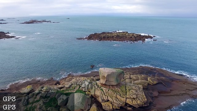 Drone DJI Phantom : vue du ciel Noël de Trégastel, du dé, la plage Tourony et la presqu'ile Renote