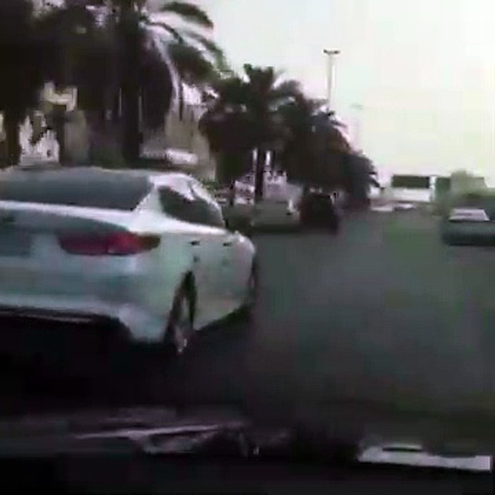 2 débiles en voiture dans un Road Rage