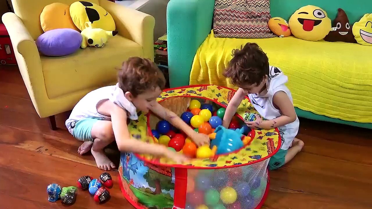 Paulinho e Toquinho Na Piscina de Bolinhas da Galinha Pintadinha e nas Gigantes do Shopping