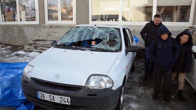 Çatılardan düşen kar kütleleri otomobillere zarar verdi - KARS