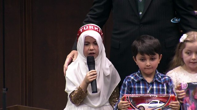 Küçük çocuklar AK Parti grup toplantısına damga vurdu