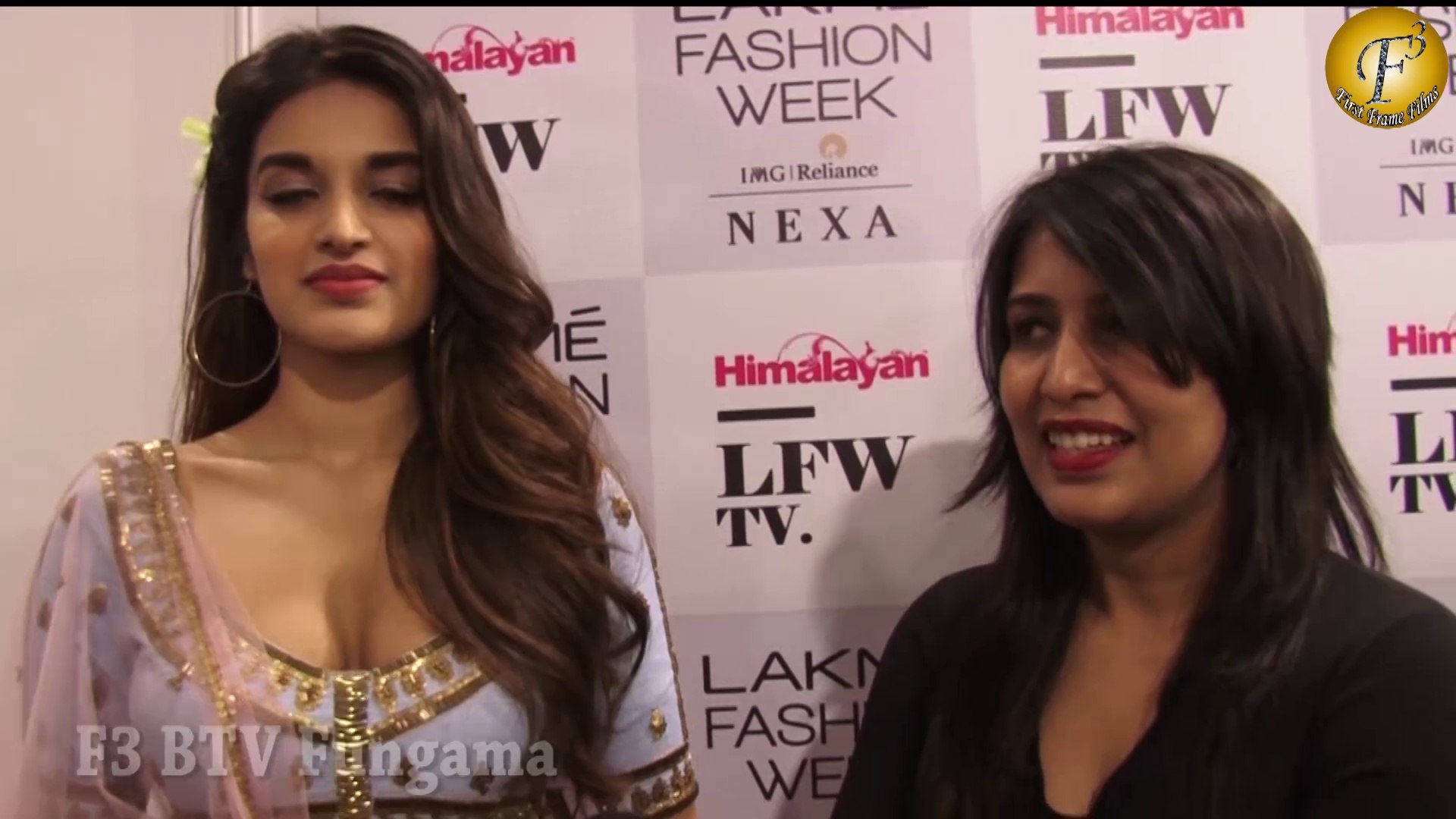 ⁣बॉलीवुड एक्ट्रेस निधि अग्रवाल ने फैशन शो में किया खुल कर अंगप्रदर्शन