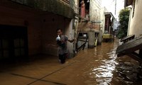 Banjir Setinggi Hampir 2 Meter Masih Rendam Rumah Warga