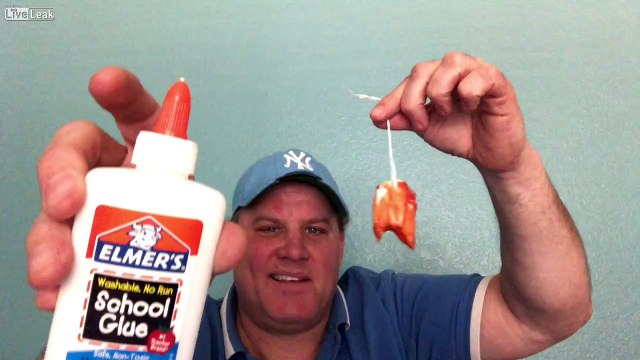 Un fou furieux mange un tampon trempé dans du piment et de la glue