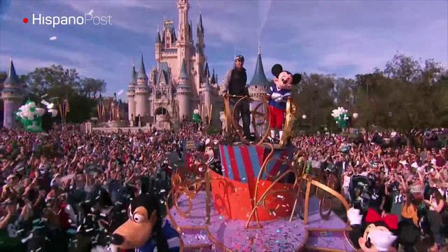 Nick Foles celebra la victoria de los Eagles en Disney World