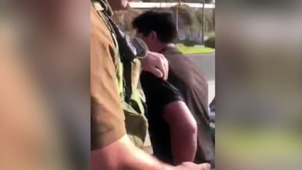 Intenta sobornar a un policía y le pasa esto: Tierra, trágame