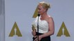 Patricia Arquette recebe o prêmio de Melhor Atriz Coadjuvante no Oscar® 2015