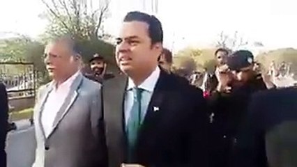 کورٹ کے باھر بولتی بند : طلال چودھری بمعہ پرویز رشید