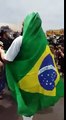 Manifestantes pró-impeachment entregam flores a policiais em Brasília