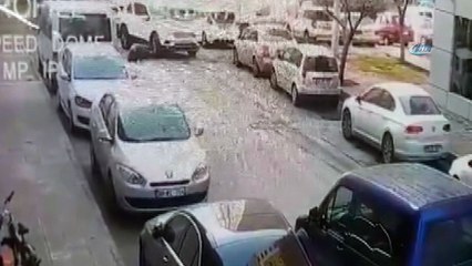 Köşeyi dönen araç yayanın ayaklarının üzerinden böyle geçti