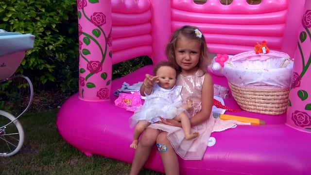 Reborn - Подкидыш ⁄Детская площадка и бассейн с куклой в коляске у Мисс Кати новое видео⁄Pretend Play with baby dolls
